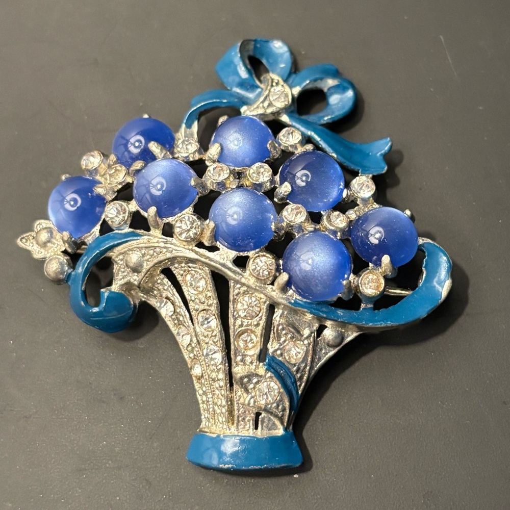 Vintage 1940s unsigned Coro moonglow carbochon blue stones flower basket brooch